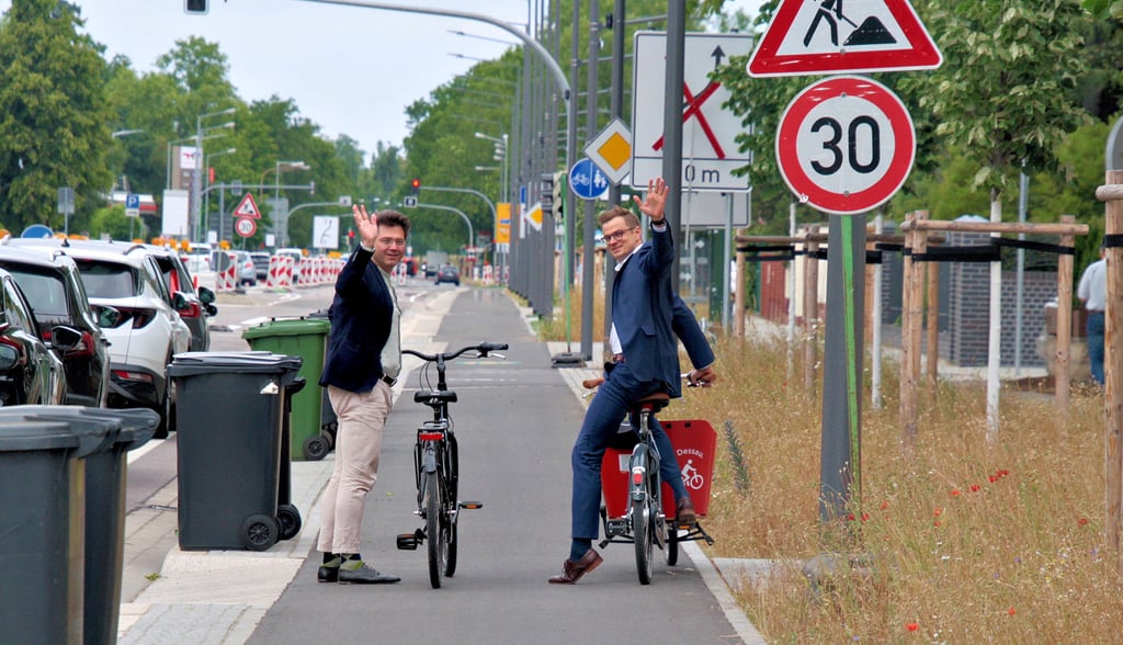 Oberbürgermeister Robert Reck und Sven Haller befahren den neuen Radweg auf der Albrechtstraße in Dessau.