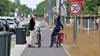Oberbürgermeister Robert Reck und Sven Haller befahren den neuen Radweg auf der Albrechtstraße in Dessau.