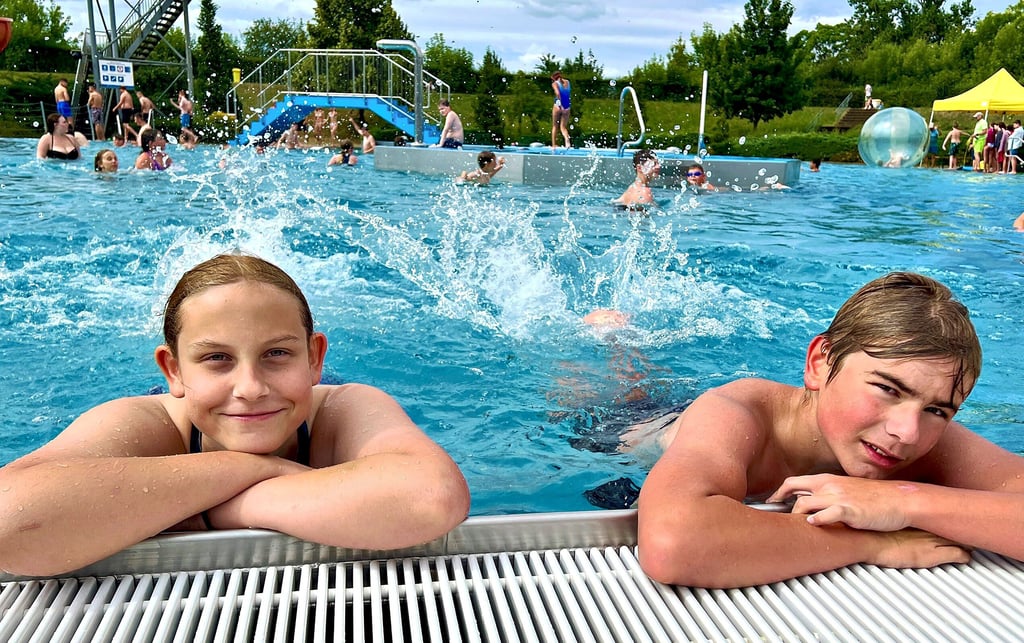 Jasmin und Malte planschen bei 22 Grad Wassertemperatur zur Beachparty im Erlebnisbecken der Saaleperle.