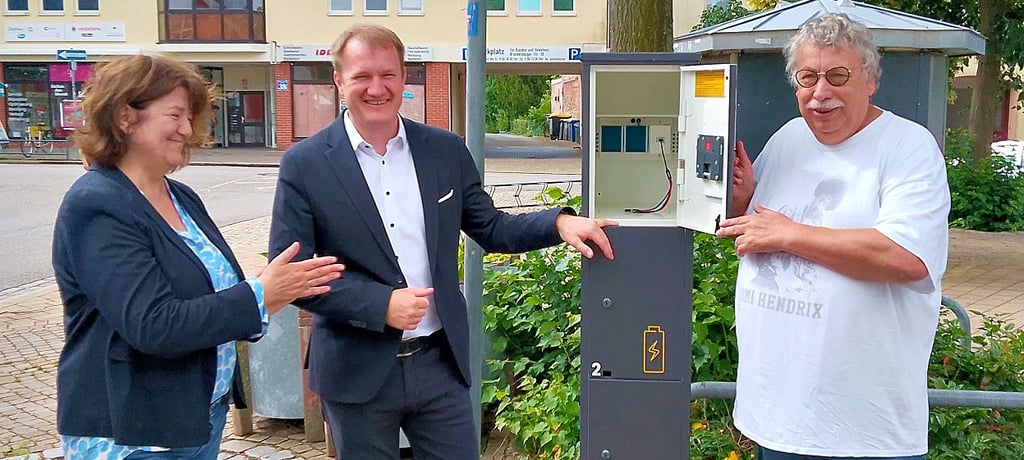 Bürgermeisterin Dagmar Turian mit Avacon-Referent Carsten Birkholz (Mitte) und Stadtrat Lutz Nitz während der Einweihung der E-Bike-Ladestation.