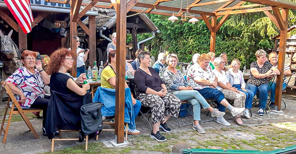 Die Sängerinnen vom Frauenchor lauschen dem Gesang der Männer.