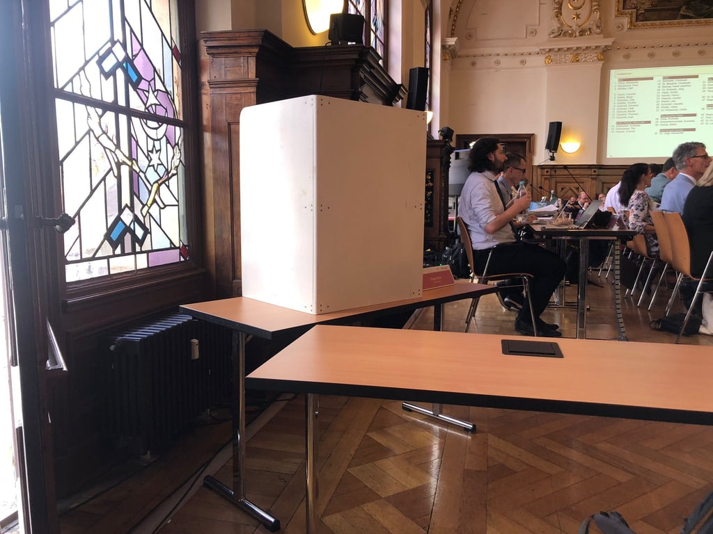 Die Wahlkabine steht neben dem Podium.