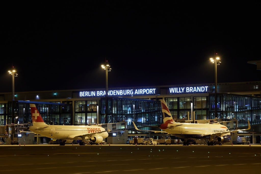 Wenn der Flugbetrieb am BER nachts eingestellt wird, lässt sich mit moderner Beleuchtung Energie sparen. (Archivbild)