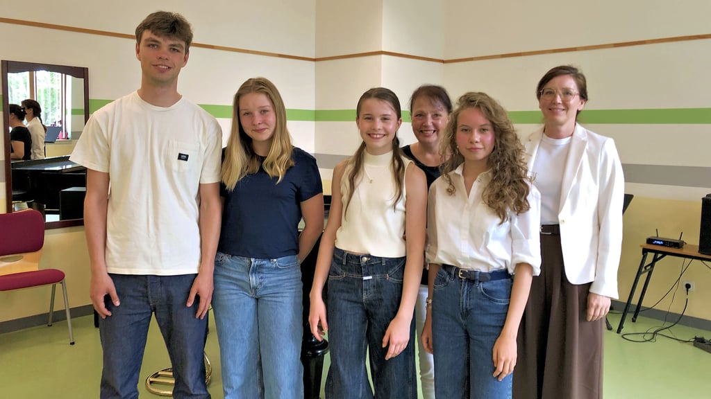 Vom Bundeswettbewerb zurück: Felix Condy, Paula Mahlke, Anna Vazna, Lehrerin Virginia Weidlich, Emilia Scheller, Martina Vazna (Klavierbegleitung)