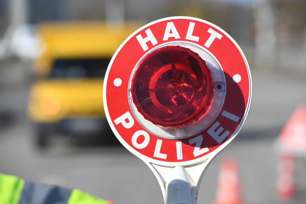 Bei einer Kontrolle auf der A9-Raststätte Osterfeld haben Beamte der Autobapolizei Weißenfels einen 18-Jährigen auf einem gestohlenen Moped aus dem Verkehr gezogen (Symbolfoto).
