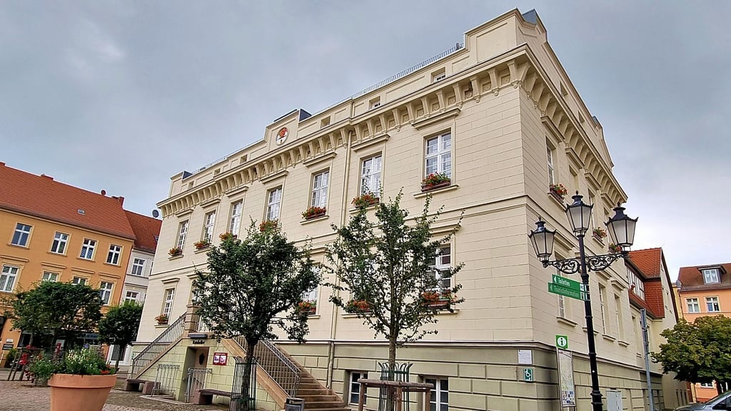 Stadträte aus Havelberg würden sich freuen, wenn am Montag viele Bürger zur außerordentlichen Sitzung ins Rathaus kommen und damit ihre Solidarität mit den Opfern des Anschlags von Magdeburg bekunden.