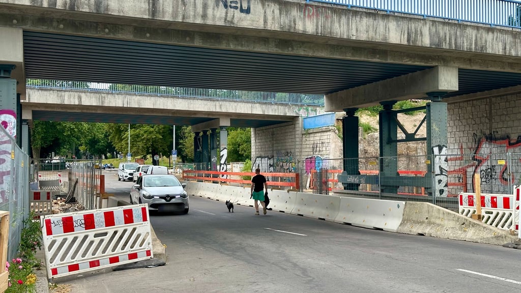 Unter dieser Brücke in Magdeburg teilen sich Fußgänger und Autos die Straße. Es ist gefährlich eng.
