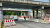 Unter dieser Brücke in Magdeburg teilen sich Fußgänger und Autos die Straße. Es ist gefährlich eng.