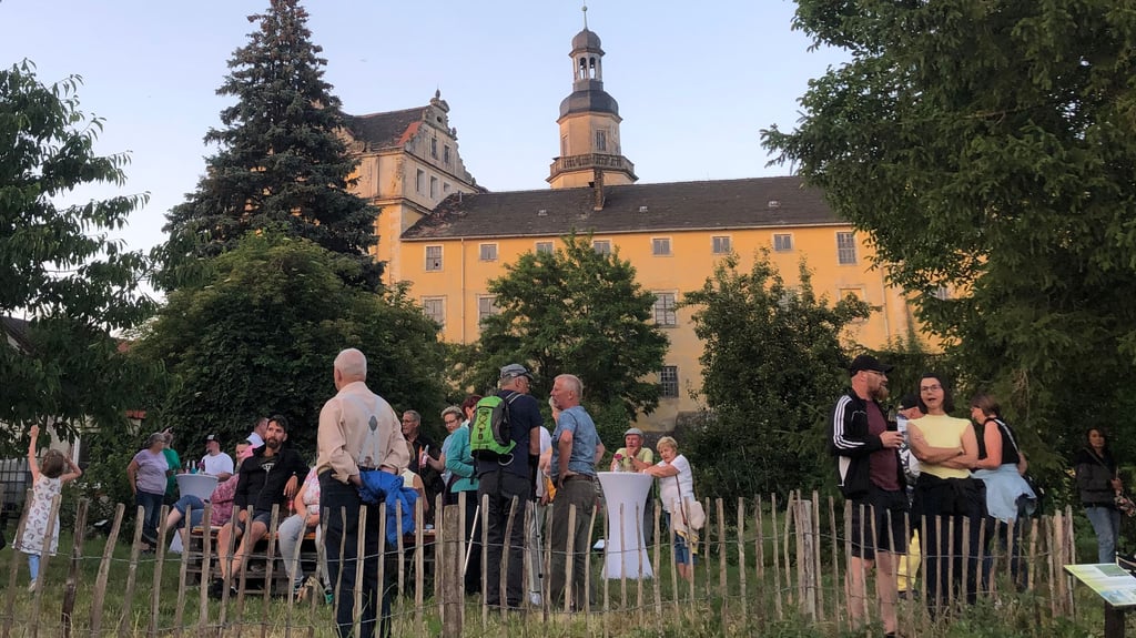 Der Naschagrten an der Elbe war am Freitagabend gut besucht.