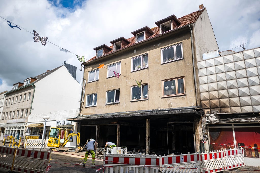 Nach dem Feuer in einem Wohn- und Geschäftshaus ermittelt die Polizei wegen des Verdachts eines Tötungsdelikts. (Archivbild)