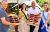Die 30. Jessener Weinprinzessin Annalena Fromm (2.v.l.) und die 26. Miss Elbenixe Charlotte Göbel besuchten am Sonnabend das Erdbeerfest auf dem Weiungut Hanke in Jessen. Die Brüder Ingo (links) und Frank Hanke, die  das Wein gut leiten, freuen sich darüber.  