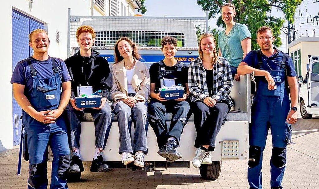 In guten Händen waren die Praktikanten bei den Stadtwerken Schönebeck, hier auch mit den beiden Autorinnen dieses Beitrages. Auf dem Foto sind Max Vatterott (von links), Til Rieszdorfer, Louisa Leona Schach, Lena Klier, Josefine Werner, Nicole Moschner und Michél Bernoth zu sehen.