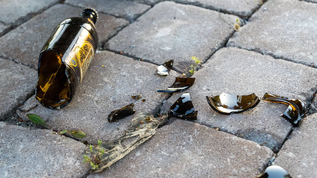 Mit einer abgesprochenen Flasche verletzte ein 19-Jähriger einen 37-Jährigen, der darauf ins Krankenhaus gebracht wurde.