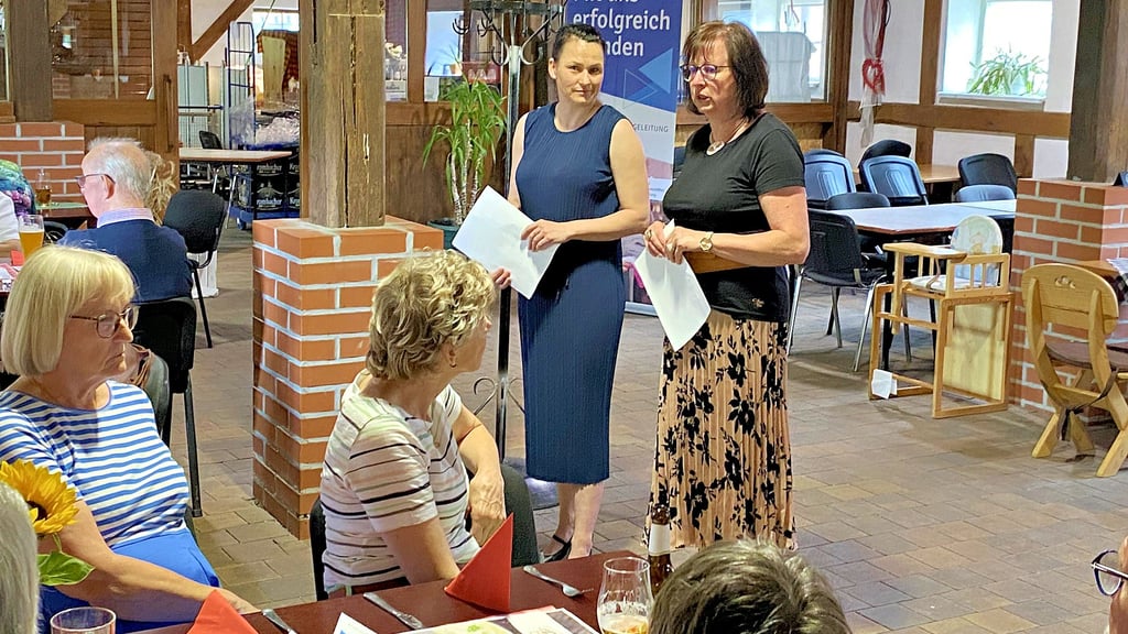 Yvette Below (r.) kündigt Elisa Heinke zum Vortrag beim Spargelessen in Hohenseeden an.