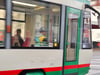 Blick auf eine Straßenbahn der Magdeburger Verkehrsbetriebe.