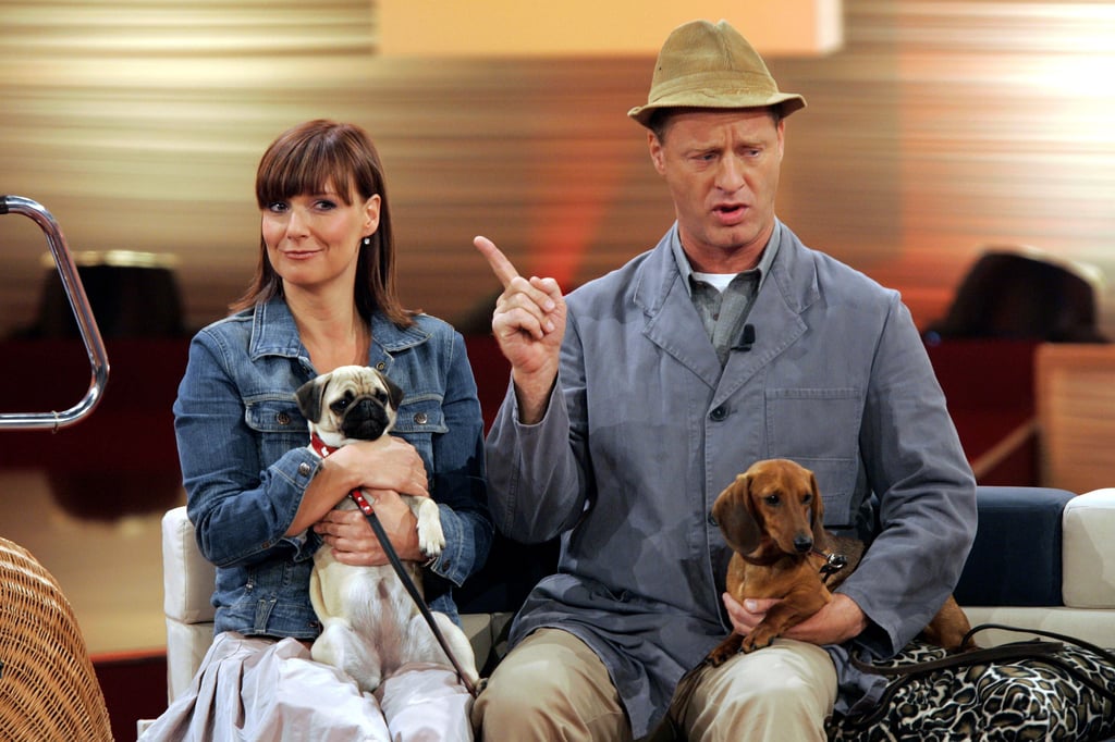 Als „Hausmeister Krause“ war Tom Gerhardt im Fernsehen immer mit Dackel Bodo zu sehen, so wie in der Show „Der große Haustiertest“ zusammen mit Moderatorin Kim Fisher. (Fotoaufnahme aus 2005)