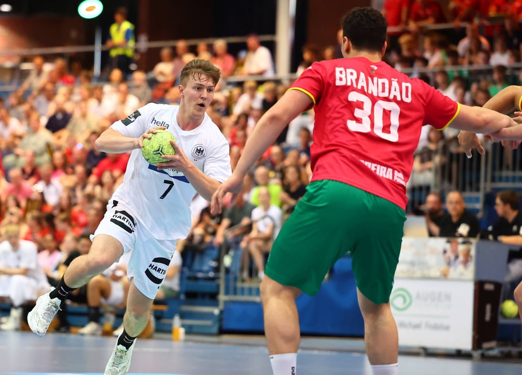 Fritz-Leon Haake sucht hier in einem Testspiel vor der WM die Lücke in der portugiesischen Abwehr.