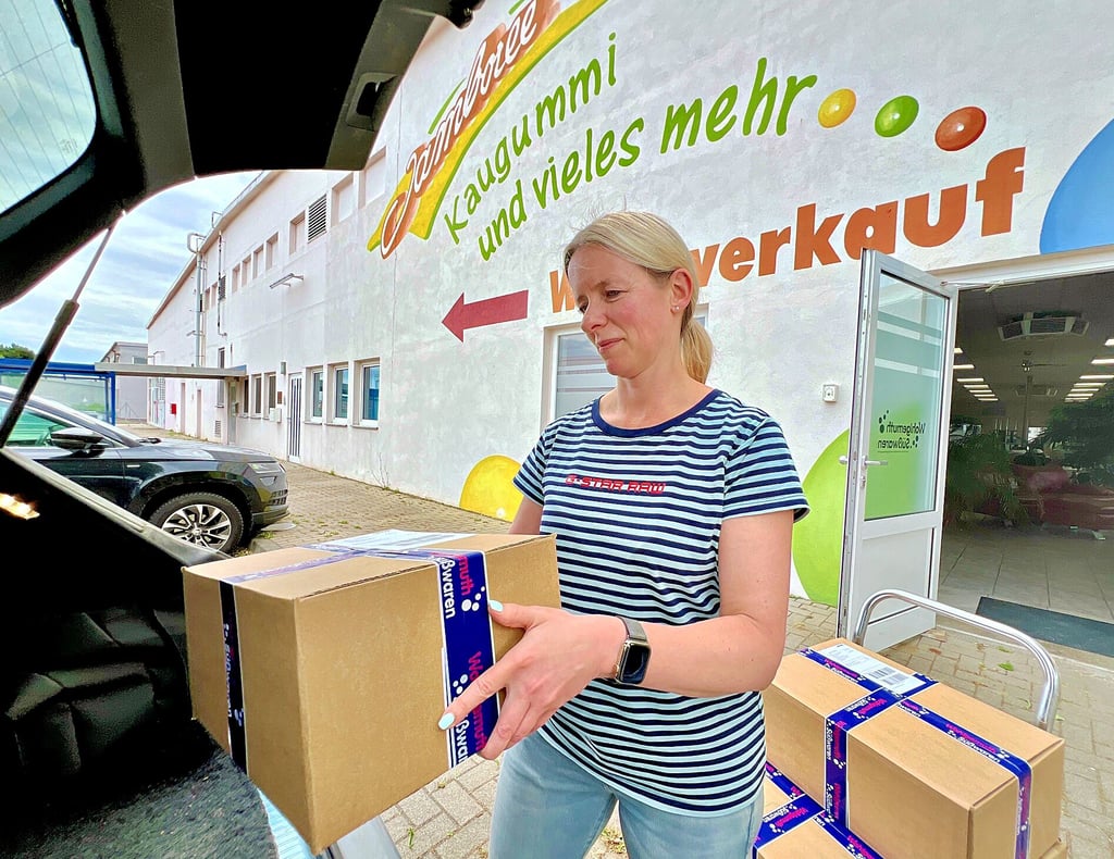 Bernburgs Kaugummihersteller klagt ebenfalls über Probleme mit der Postzustellung. Ramona Wohlgemuth fährt deshalb immer öfter nicht abgeholte Pakete des Unternehmens selbst in den DHL-Shop.