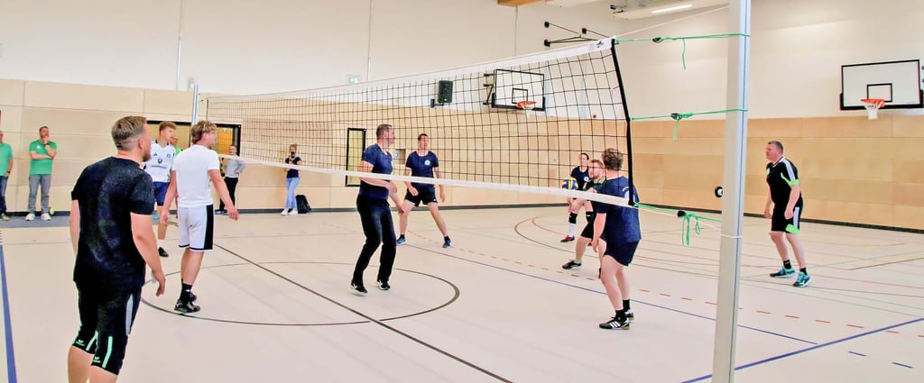 Mit einem Volleyballspiel weihten Politiker und Freizeitsportler die neue Sporthalle der Sekundarschule Möser ein. 2.000 Quadratmeter stehen den Schülern zur Verfügung.