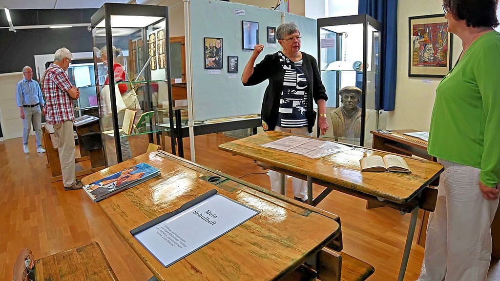 In der Sonderausstellung zum Jubiläum am Stephaneum können Besucher auch auf historischen Schulbänken platznehmen.