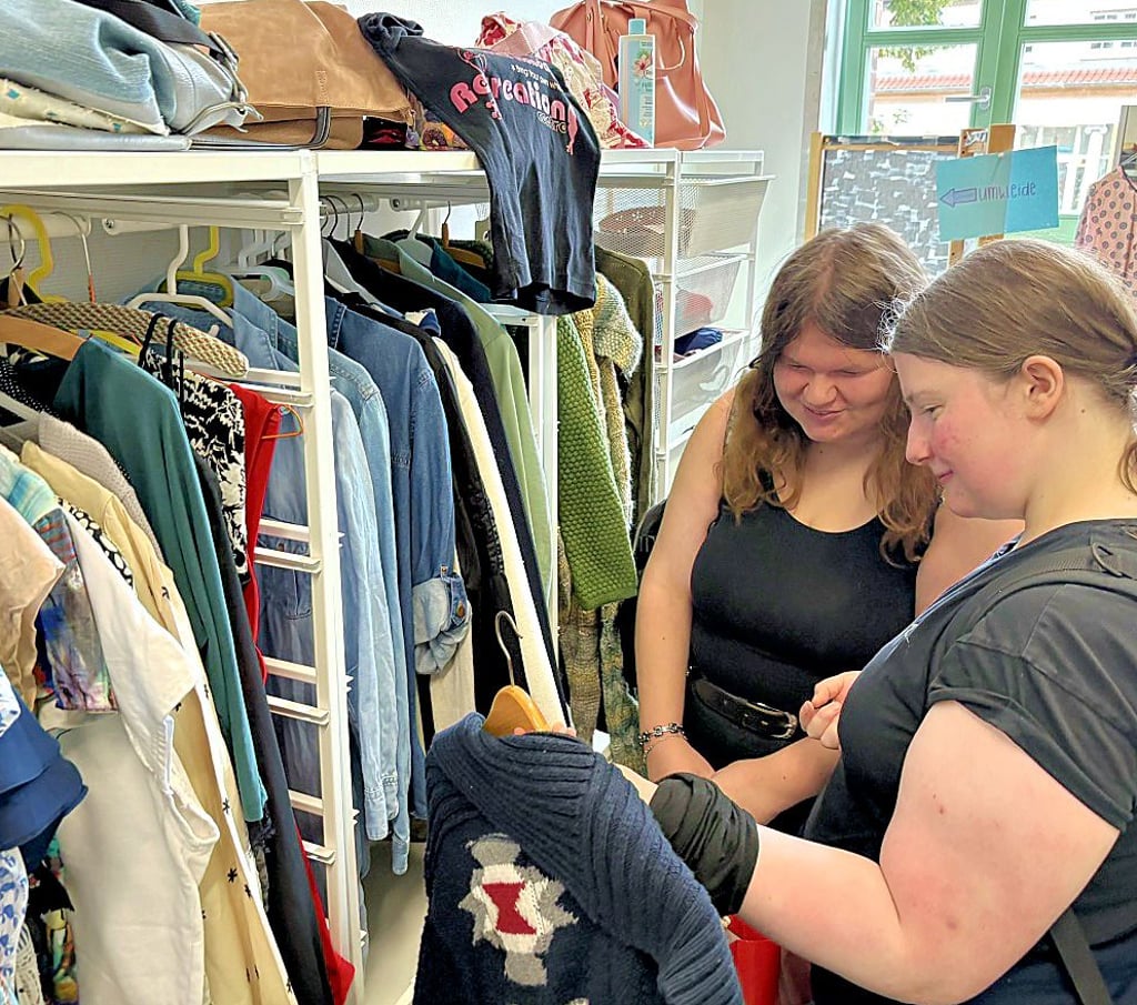 Marleen Opitz (links) und Hannah Müller zählen zu den Besuchern, die sich im neuen Umsonstladen der Berufsbildenden Schulen „Conrad Tack" in Burg eingefunden haben.