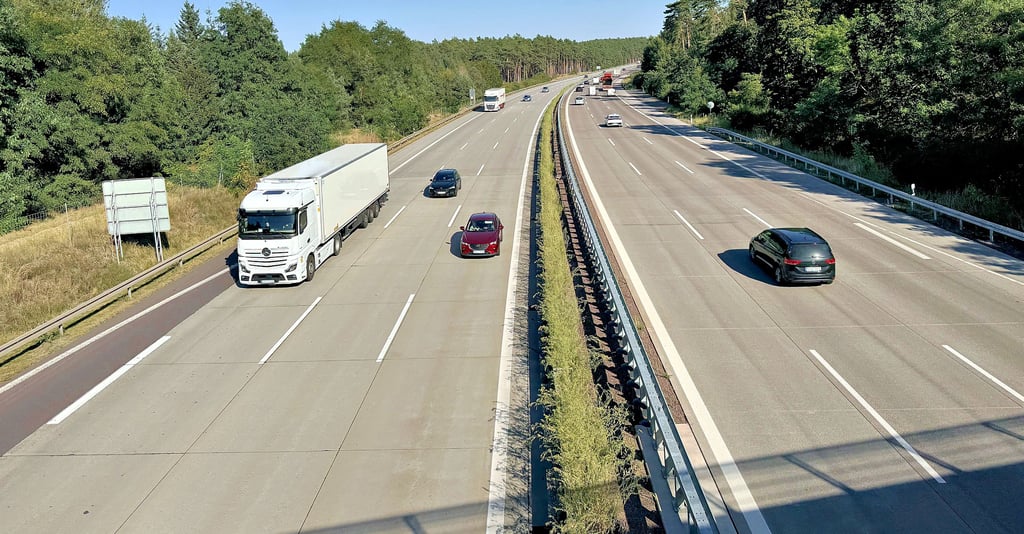 Zu wenig Lkw-Parkplätze gibt es an der Autobahn. An der Abfahrt Möser sollte deshalb ein Autohof gebaut werden.