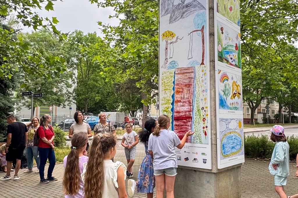 Die Stele in Zeitz-Ost zieren jetzt bunte Kinderzeichnungen.