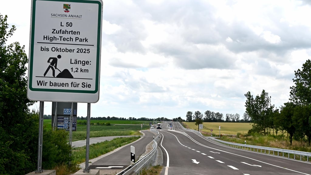 Die Zubringerstraße für Intel und den Hightech Park in Magdeburg ist ausgebaut - vier Monate früher als geplant. Doch kommen die Chipfabriken überhaupt?