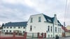 Das Gelände des alten Kindergartens in der Hansenstraße in Barleben soll zu einem Ärztehaus werden. Dafür müsste ein straßenseitiger Neubau links des Tores auf dem Foto gebaut werden. Der Anbau rechts der Villa müsste weichen. Nur eine Variante sieht die Einbeziehung der Villa (rechts im Bild) vor. 