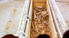 Das geöffnete Grab von Kaiser Otto im Dom zu Magdeburg: Per Video wurden Aufnahmen aus dem abgeschirmten Bereich übertragen.