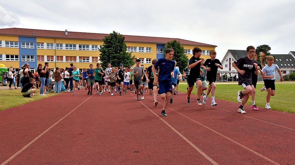 Auf die Plätze, fertig, los! Die Fünft- und Sechstklässler starten ihren Sponsorenlauf mit Vollgas.
