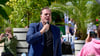 Hein Simons, besser bekannt als Heintje, ist immer noch ein echter Entertainer, wie er bei der Sommergarten-Show auf der Freilichtbühne im Beelitzer Stadtpark beweist.