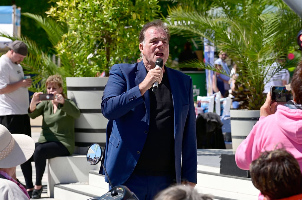 Hein Simons, besser bekannt als Heintje, ist immer noch ein echter Entertainer, wie er bei der Sommergarten-Show auf der Freilichtbühne im Beelitzer Stadtpark beweist.