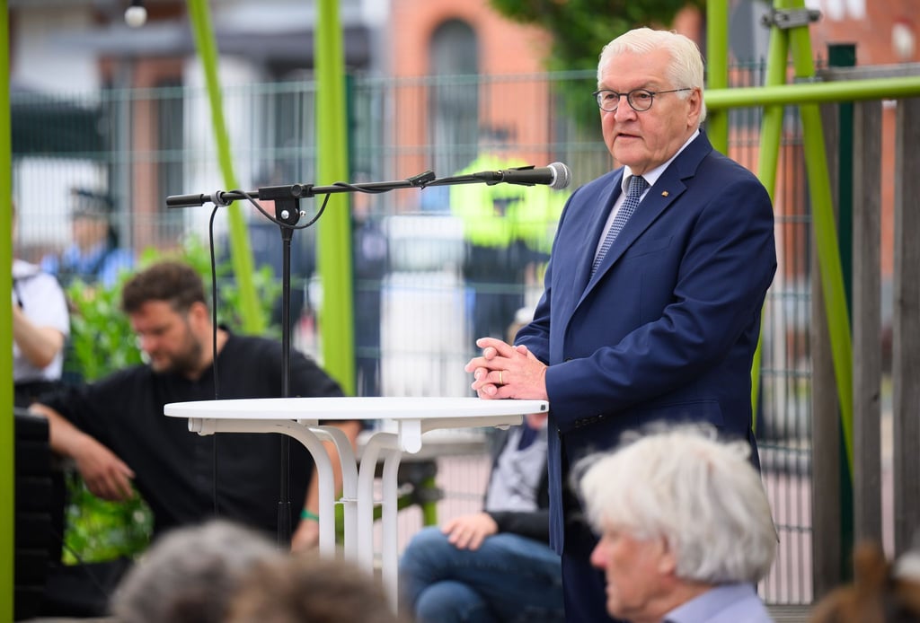 Bundespräsident Frank-Walter Steinmeier hat sich zur Aufhebung des Verbots für das rechtsextreme „Compact“-Magazin geäußert.