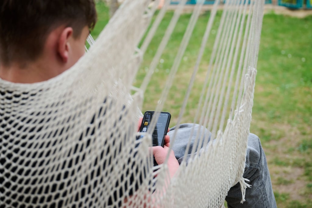 Viele Jugendliche bringen enorm viel Zeit vor ihrem Handy und in den sozialen Medien.