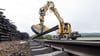 Sanierung einer ICE-Trasse: Die Bahn will einige Projekte jetzt nach hinten schieben. (Archivbild)