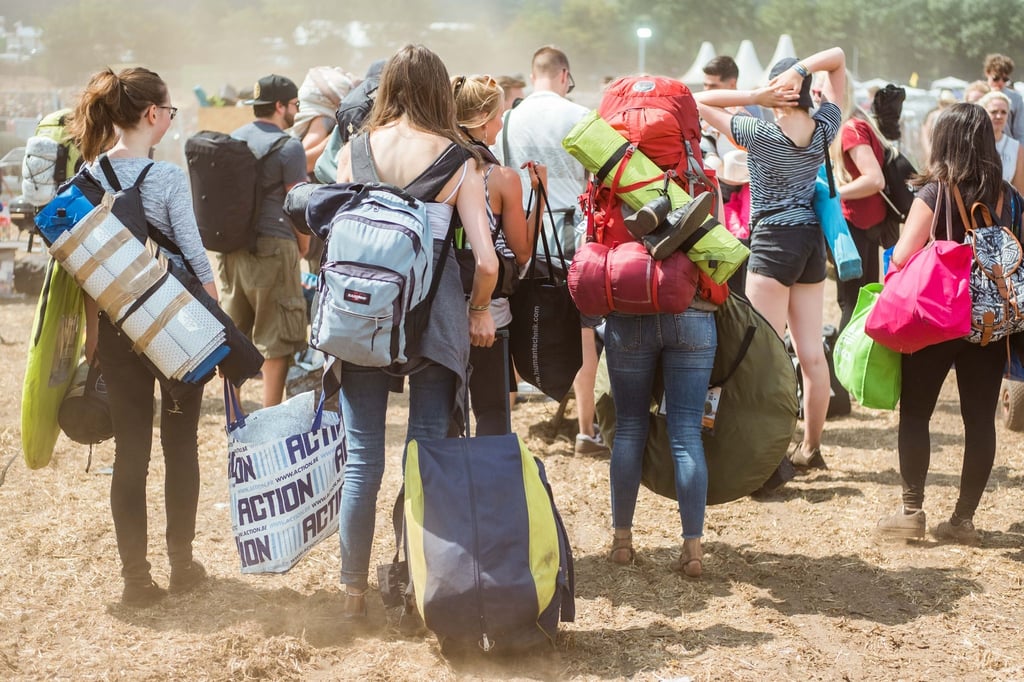 Festival mit Gepäck: Im Idealfall sollte man nicht mehr als 10 bis 15 Prozent des Körpergewichts auf dem Rücken tragen.