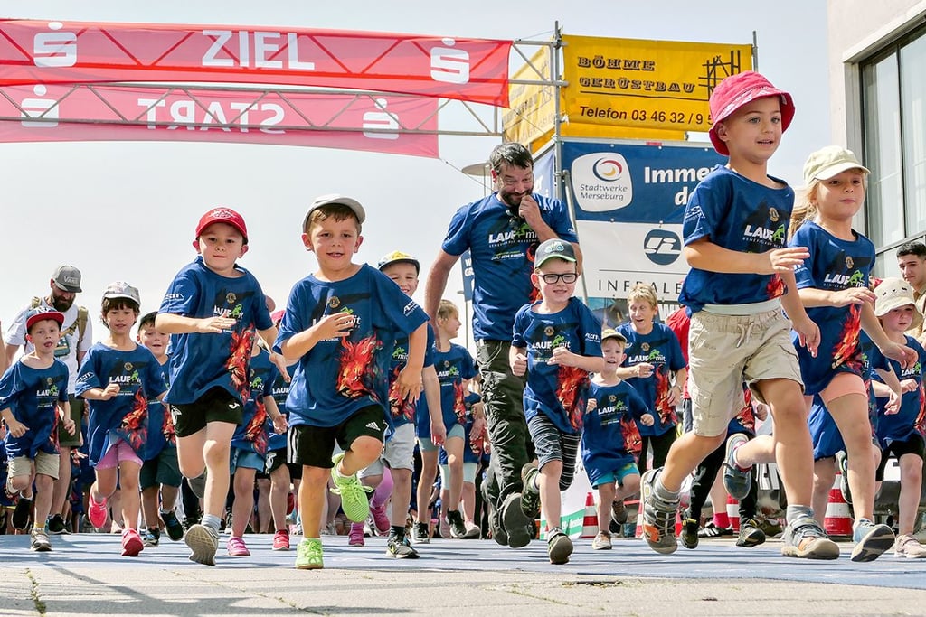 Impressionen vom Start des 15. Merseburger Benefizlaufs im vergangenen Jahr. Den Kitas gehört traditionell zuerst die Gotthardstraße.