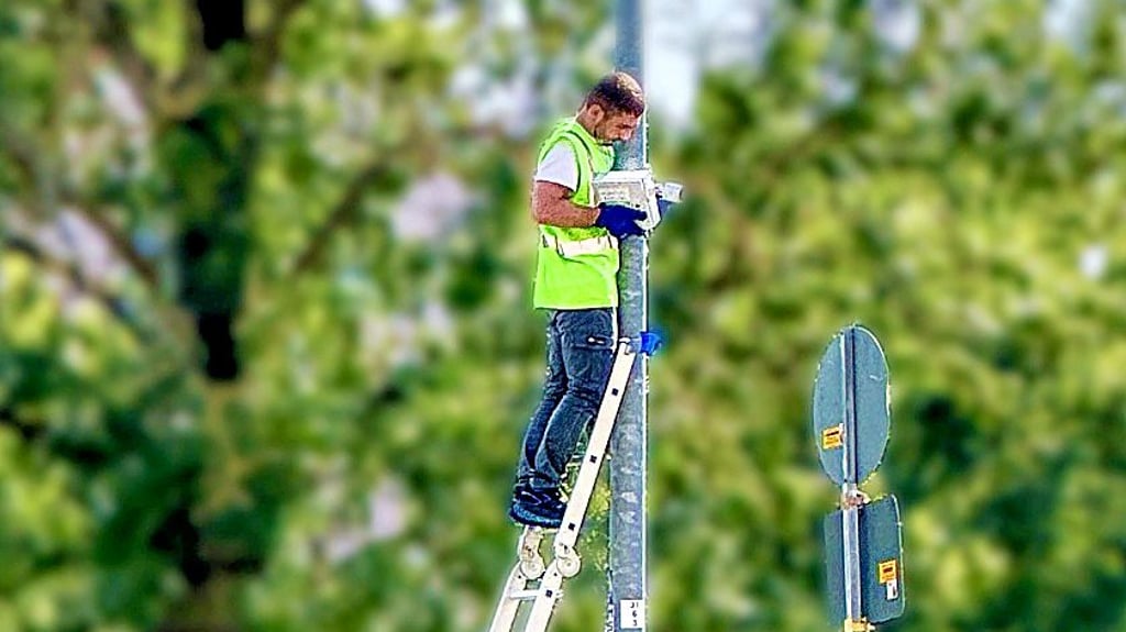 Ein Mitarbeiter montiert in Wittenberg eine Kameraeinheit.
