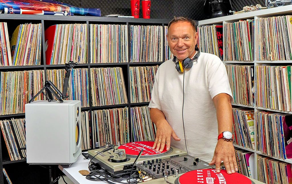 DJ Tommes (Thomas Pochner) in seinem Studio.