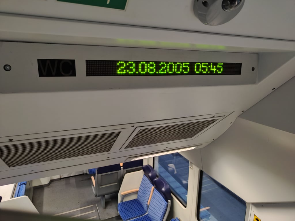 Zurück in die Zukunft war gestern – die Deutsche Bahn schickt ihre Fahrgäste im RE3 in Wittenberg lieber ins Jahr 2005.