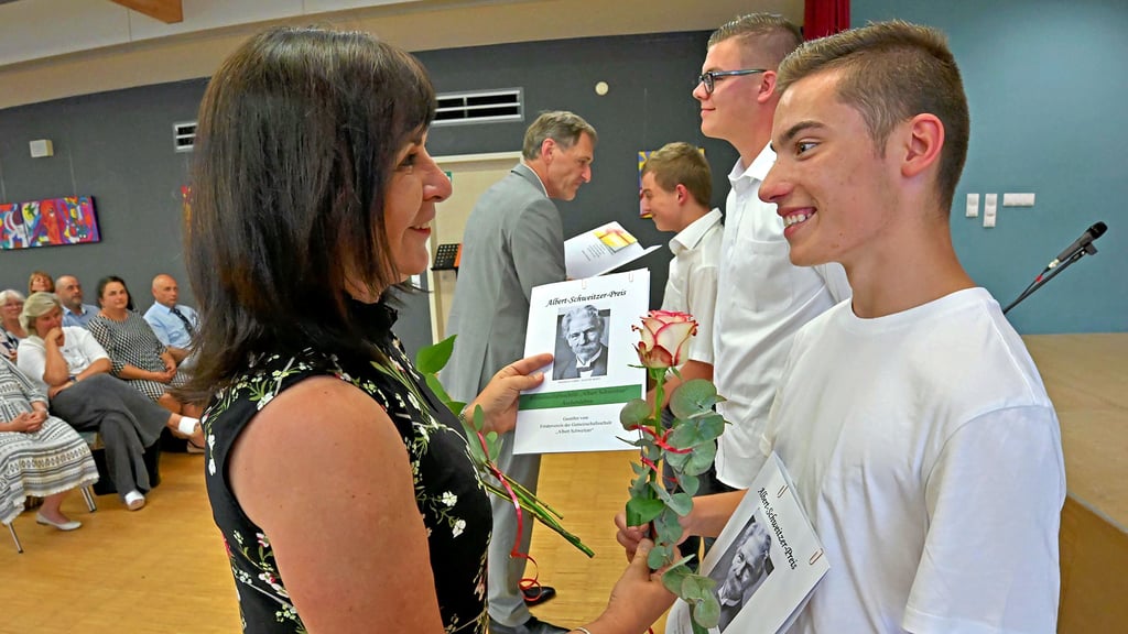 Schulleiterin Katrin Jelitte gratuliert Marvin Kriese, der zum „Schüler des Jahres“ gekürt wurde.