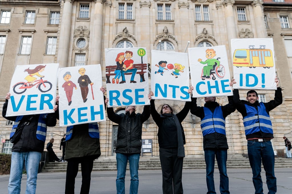Mitglieder der Initiative „Berlin autofrei“ halten vor dem Gerichtsgebäude Schilder hoch für das Wort „Verkehrsentscheid!“. (Archivbild)
