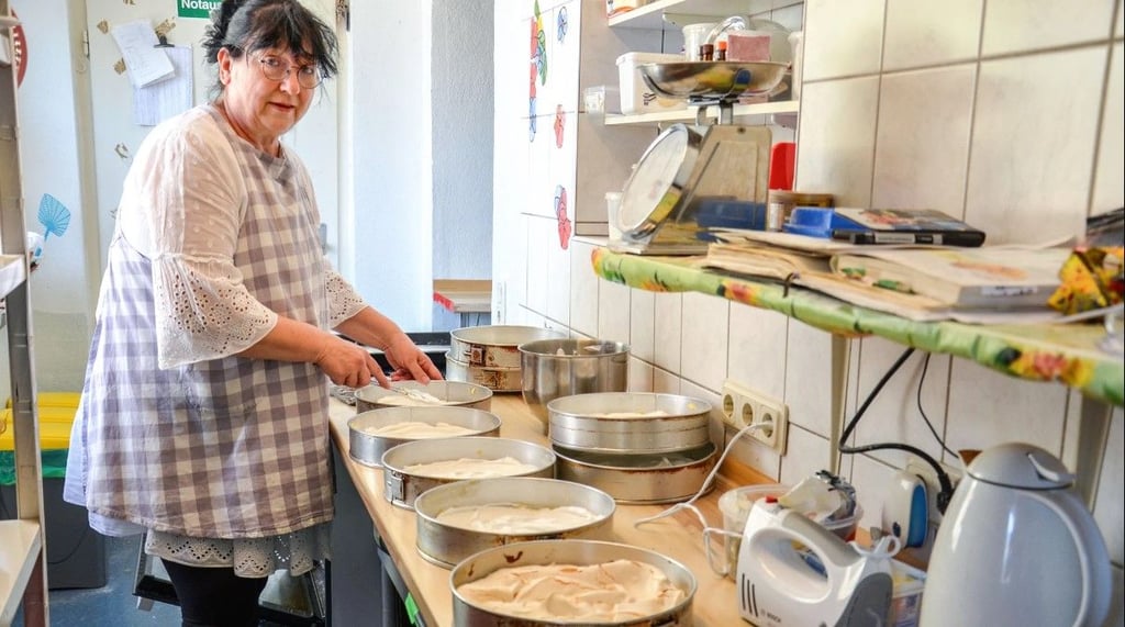 Christine Kämpfert betreibt in Staßfurt ein Café-Stübchen, hier wirbelt sie gerade in ihrer Mini-Backküche.