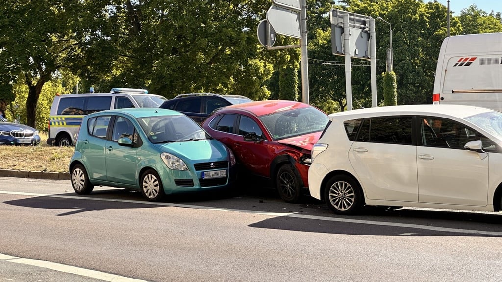 Nach dem Unfall stürzte der Unfallwagen die Böschung herunter und krachte in zwei geparkte Pkw.