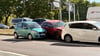 Nach dem Unfall stürzte der Unfallwagen die Böschung herunter und krachte in zwei geparkte Pkw.