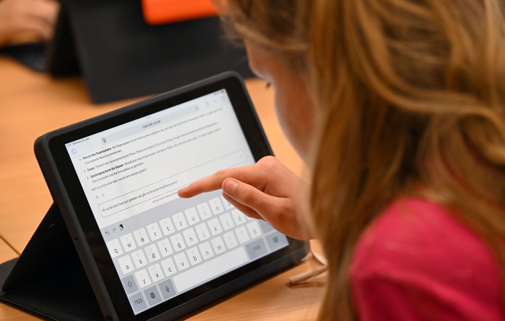 Schülerinnen und Schüler im kleinsten Bundesland können den KI-Chatbot Telli nutzen. Bremen ist nach eigenen Angaben das erste Bundesland, das Telli flächendeckend zur Verfügung stellt.