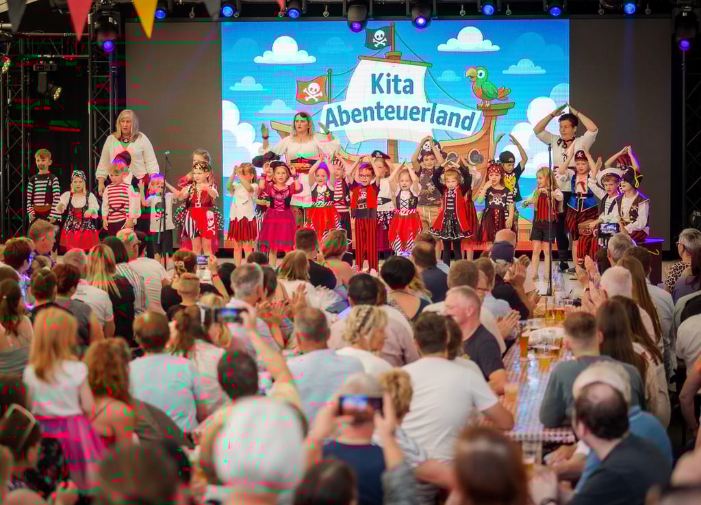 Die Knirpse des Kindergartens hatten vor der riesigen Leinwand auf der Bühne nach Wochen des Trainierens ihren großen Auftritt. Die kleinen Piraten bildeten den Auftakt des Heimatabends und sorgten von Anfang an für ordentlich Stimmung.