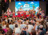 Die Knirpse des Kindergartens hatten vor der riesigen Leinwand auf der Bühne nach Wochen des Trainierens ihren großen Auftritt.  Die kleinen Piraten  bildeten den Auftakt des Heimatabends und sorgten von Anfang an für ordentlich Stimmung. 