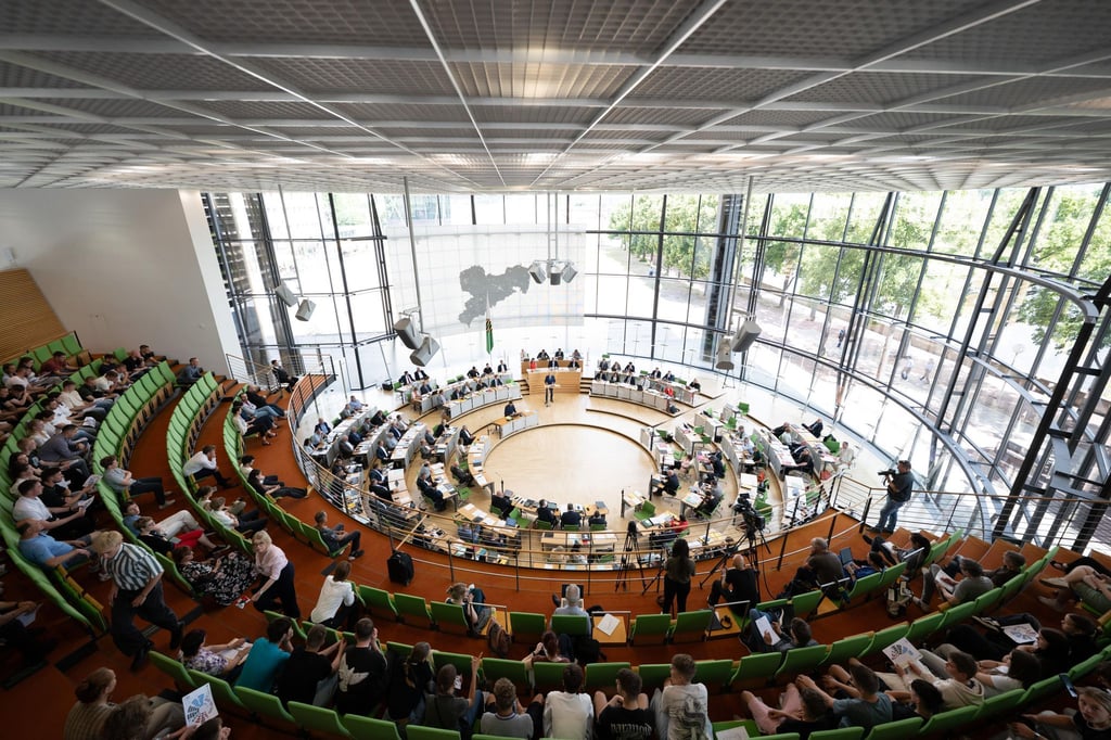 Der Sächsische Landtag hat sich eine kontroverse Debatte über den Doppelhaushalt geliefert.
